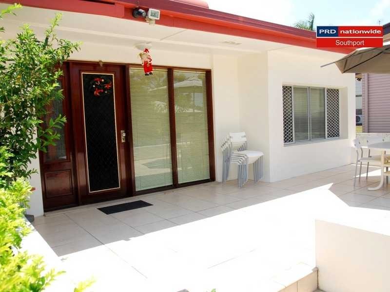 8 Cooleroo Crescent, Southport QLD 4215