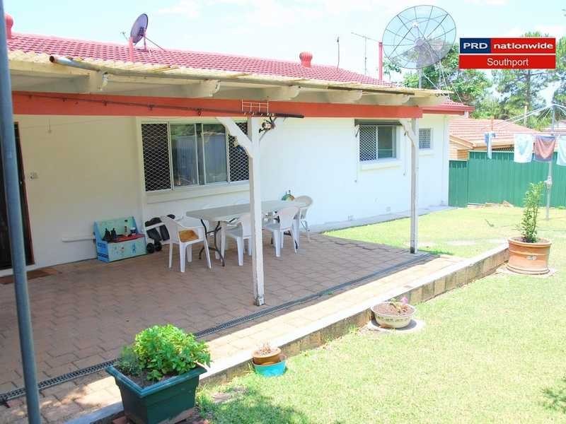 8 Cooleroo Crescent, Southport QLD 4215