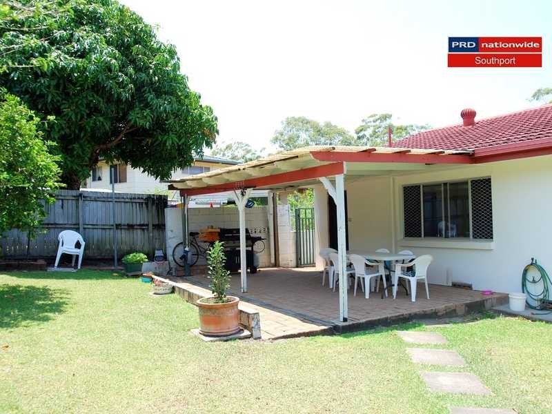 8 Cooleroo Crescent, Southport QLD 4215