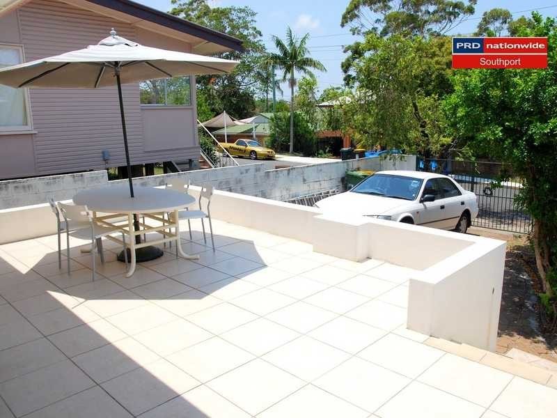 8 Cooleroo Crescent, Southport QLD 4215