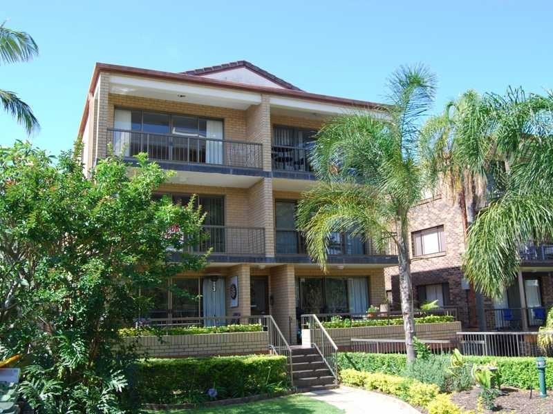 1 / 25 Armrick, Broadbeach QLD 4218