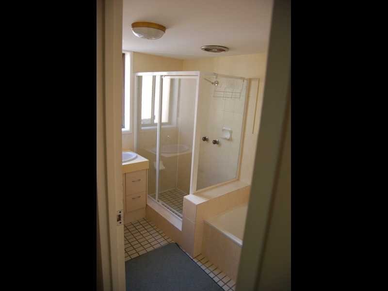 1 / 25 Armrick, Broadbeach QLD 4218