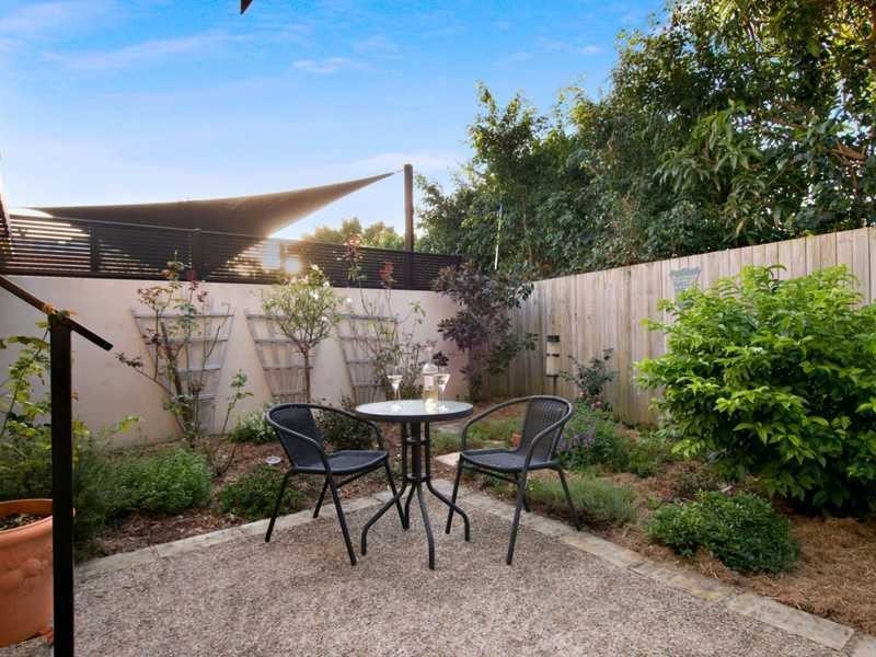 2 / 31 Runaway Bay Avenue, Runaway Bay QLD 4216