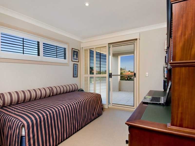 2 / 31 Runaway Bay Avenue, Runaway Bay QLD 4216