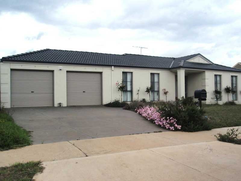 40 Heysen Parkway, Caroline Springs VIC 3023