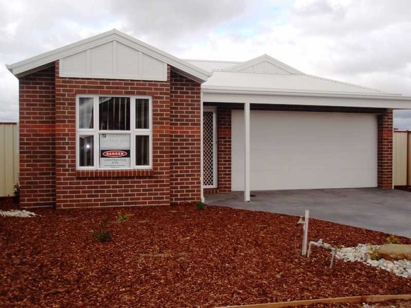 16 Pangbourne Avenue, Melton VIC 3337