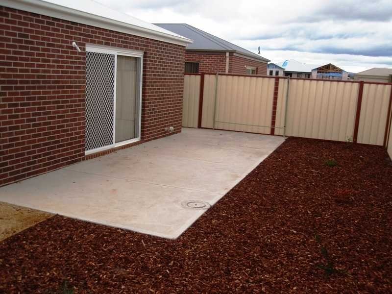 16 Pangbourne Avenue, Melton VIC 3337