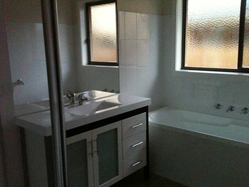 40 Monterey Bay Drive, Sanctuary Lakes VIC 3030