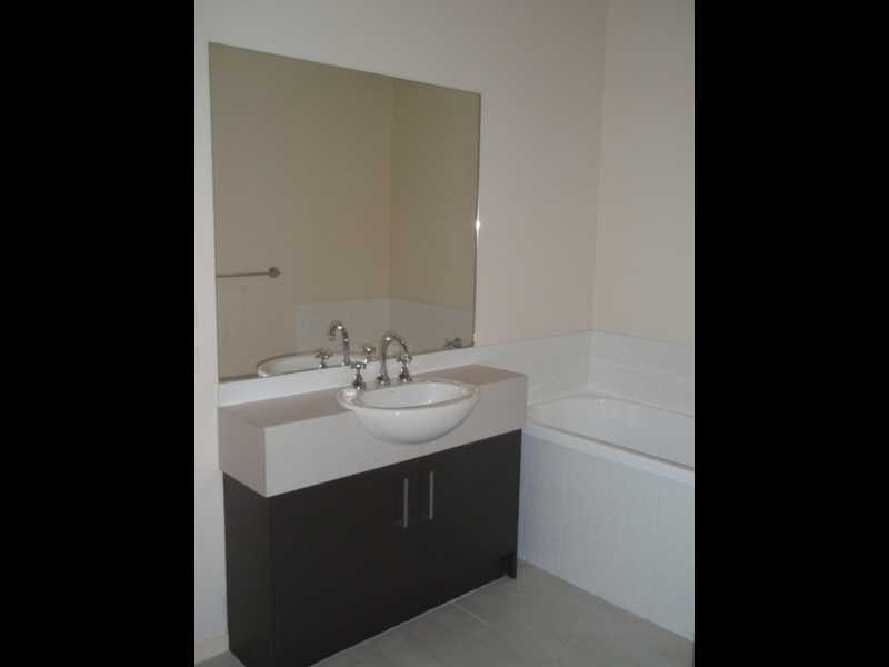 Unit 49/17 Crestmont Drive, Melton VIC 3337