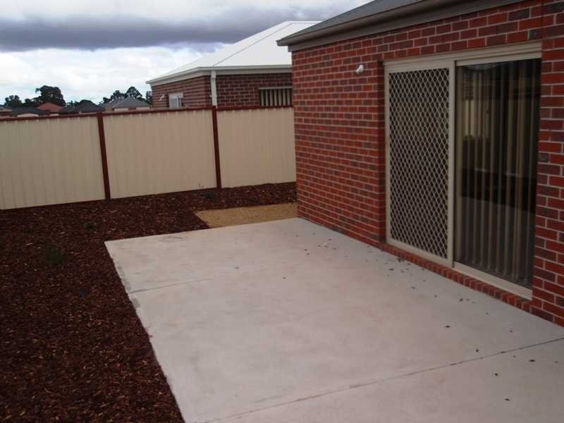 16 Pangbourne Avenue, Melton VIC 3337