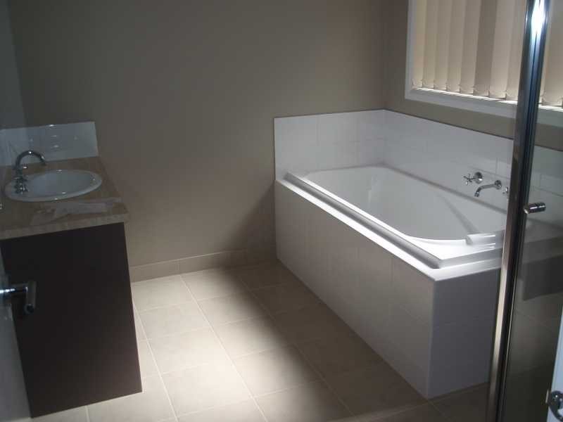 16 Pangbourne Avenue, Melton VIC 3337