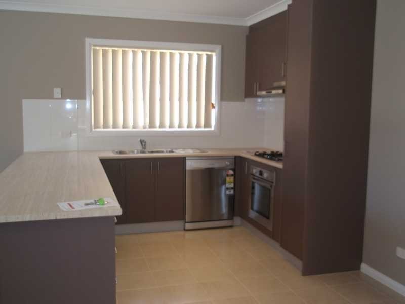 16 Pangbourne Avenue, Melton VIC 3337