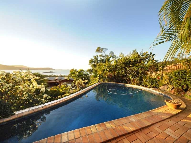 10 Woodwark Crescent, Cannonvale QLD 4802