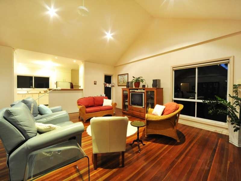 10 Woodwark Crescent, Cannonvale QLD 4802