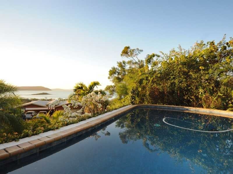 10 Woodwark Crescent, Cannonvale QLD 4802