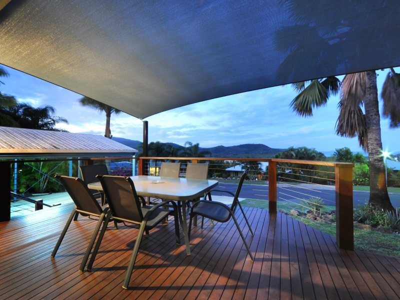 1 Whitehaven Crescent, Cannonvale QLD 4802