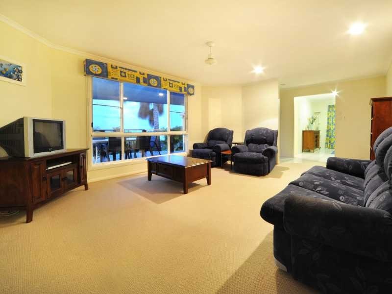 1 Whitehaven Crescent, Cannonvale QLD 4802