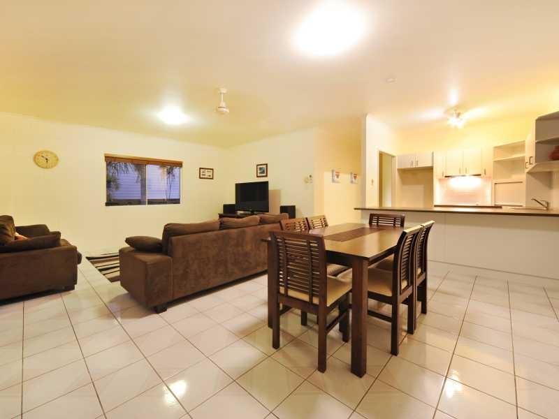 Unit 2/33 Macarthur Drive, Cannonvale QLD 4802