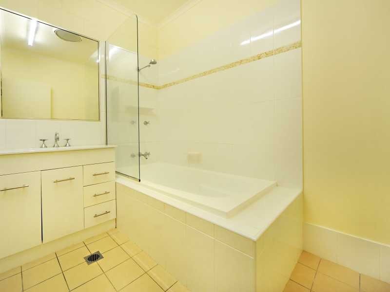 Unit 2/33 Macarthur Drive, Cannonvale QLD 4802