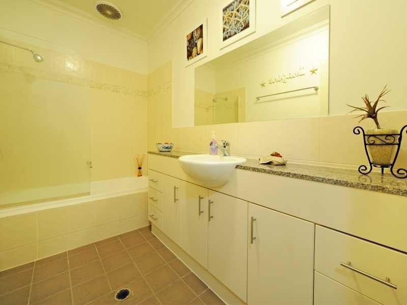 Unit 2/21 Shute Harbour Road, Cannonvale QLD 4802