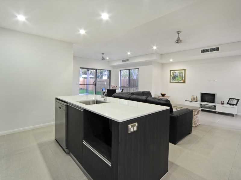 Unit 2/6 Raddle Court, Cannonvale QLD 4802