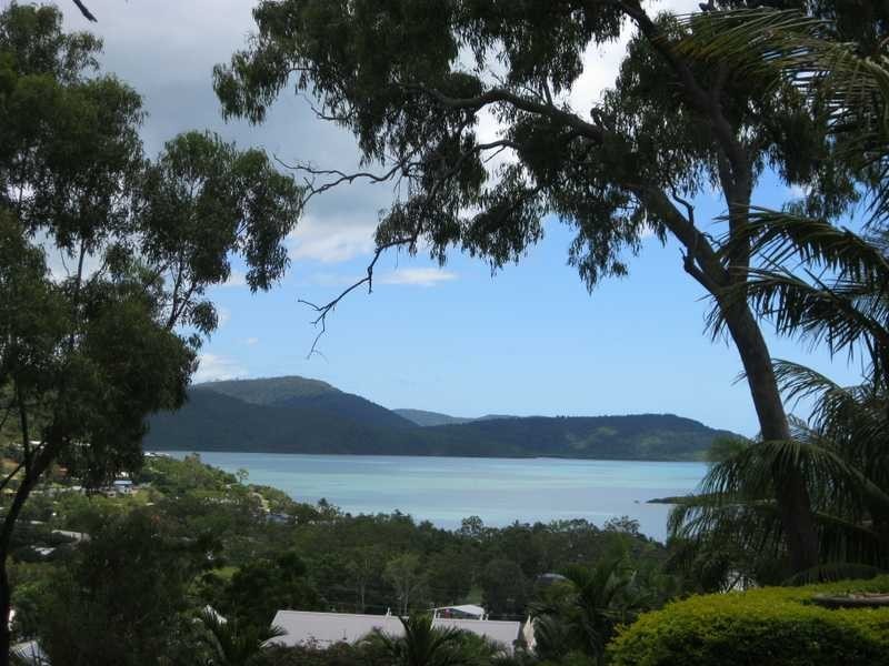 1 Macona Crescent, Cannonvale QLD 4802
