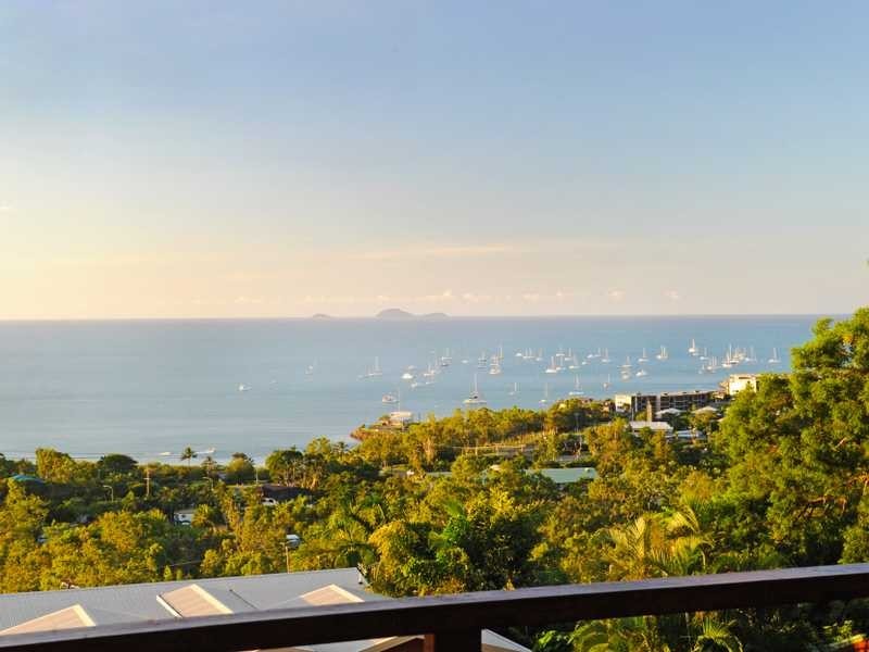 10 Woodwark Crescent, Cannonvale QLD 4802