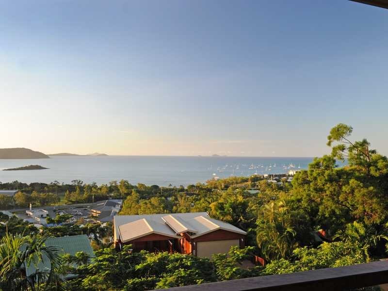 10 Woodwark Crescent, Cannonvale QLD 4802