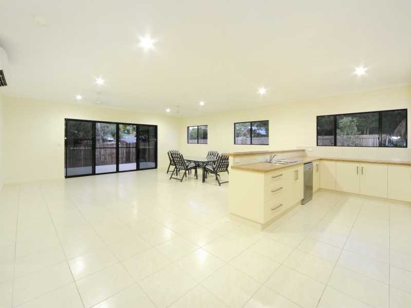 4 Hazelwood Crescent, Cannonvale QLD 4802