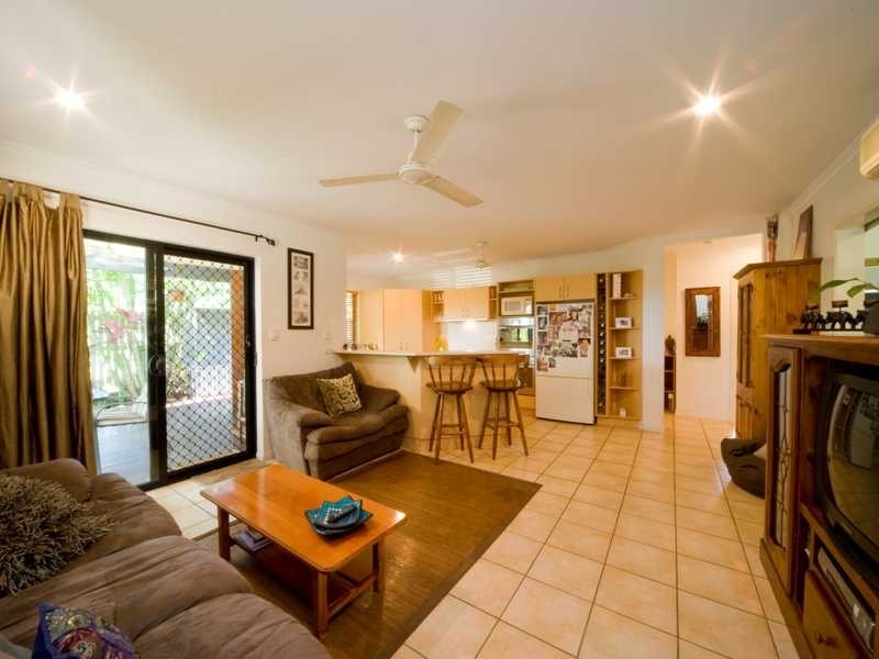 Unit 17/16 Beach Road, Cannonvale QLD 4802