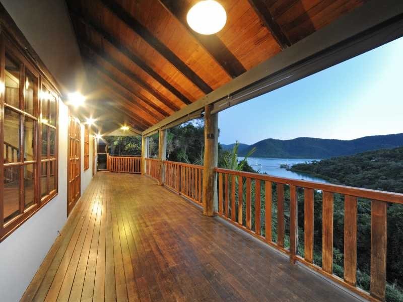 6 Harbour Avenue, Shute Harbour QLD 4802