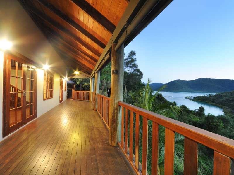 6 Harbour Avenue, Shute Harbour QLD 4802
