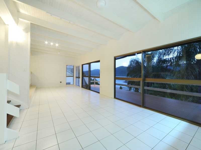 4 Harbour Ave, Shute Harbour QLD 4802