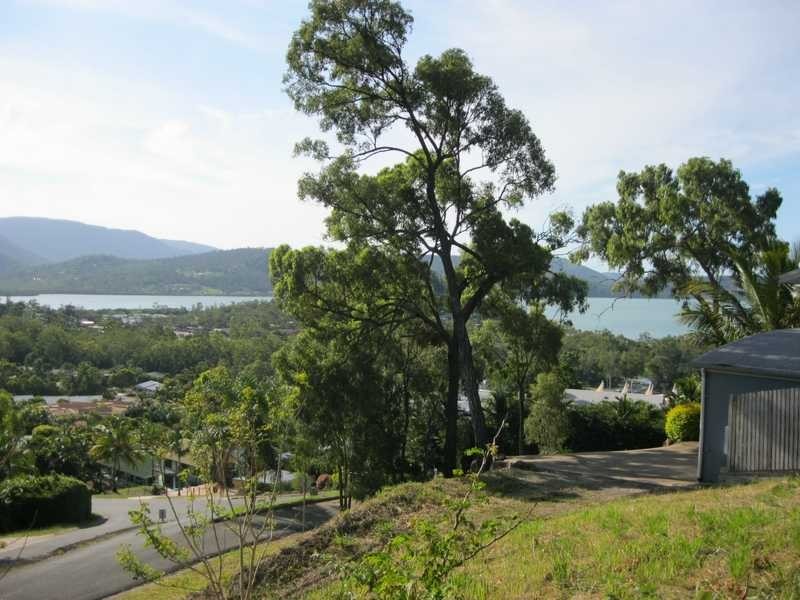 1 Macona Crescent, Cannonvale QLD 4802