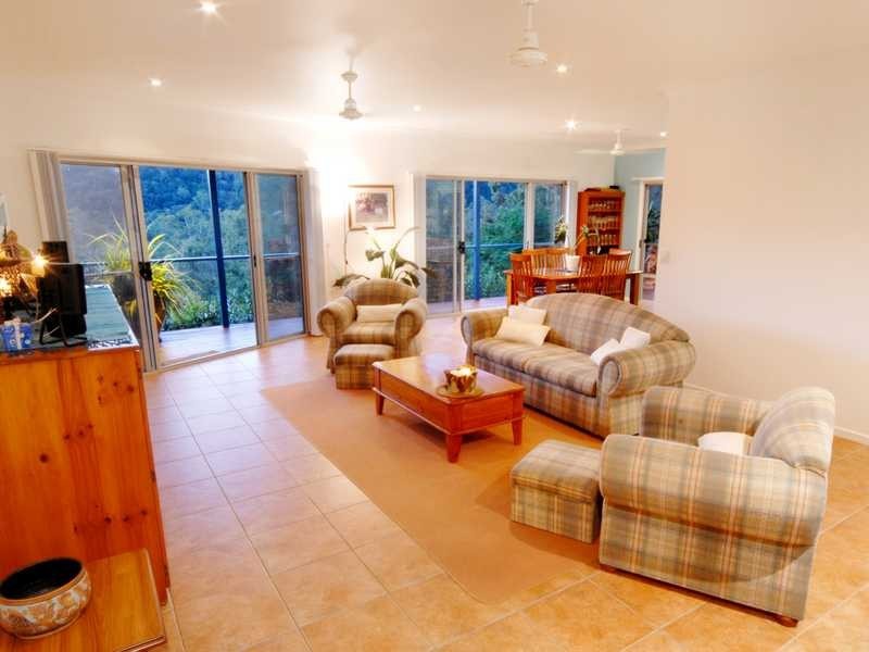 24 Pringle Rd, Cannonvale QLD 4802