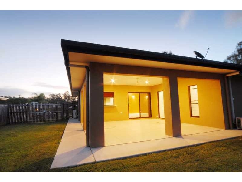 17 Valley Drive, Cannonvale QLD 4802