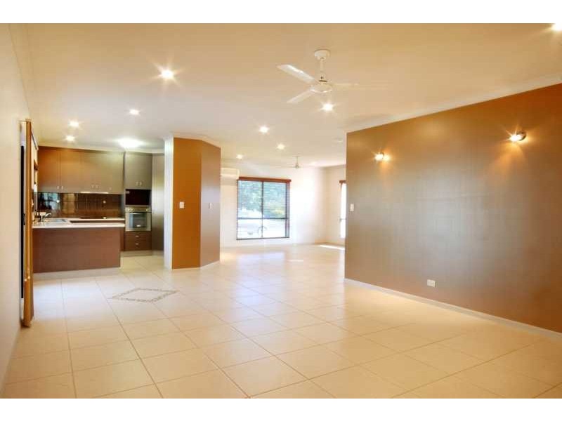 17 Valley Drive, Cannonvale QLD 4802