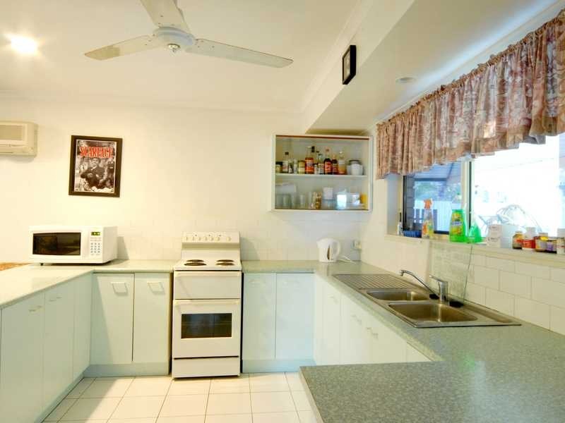 10 Hazelwood Crescent, Cannonvale QLD 4802
