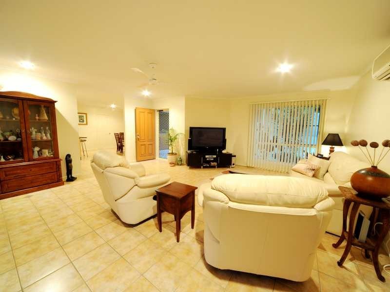 Unit 2/15 Eshelby Drive, Cannonvale QLD 4802