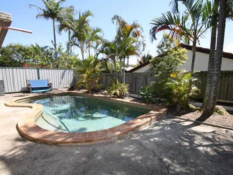 2 Wyclif Ave, Springwood QLD 4127