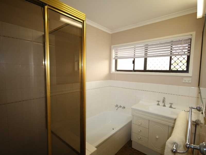 2 Wyclif Ave, Springwood QLD 4127