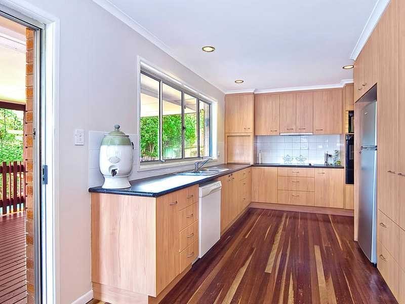 13 Whitfield Ave, Springwood QLD 4127