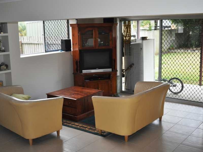 13 Whitfield Ave, Springwood QLD 4127