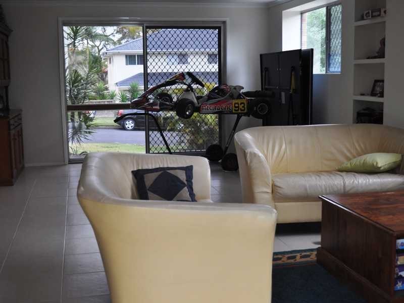 13 Whitfield Ave, Springwood QLD 4127
