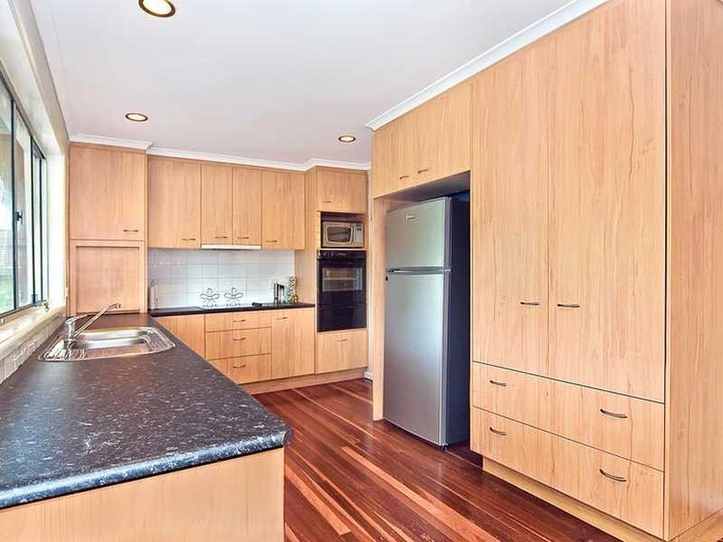 13 Whitfield Ave, Springwood QLD 4127