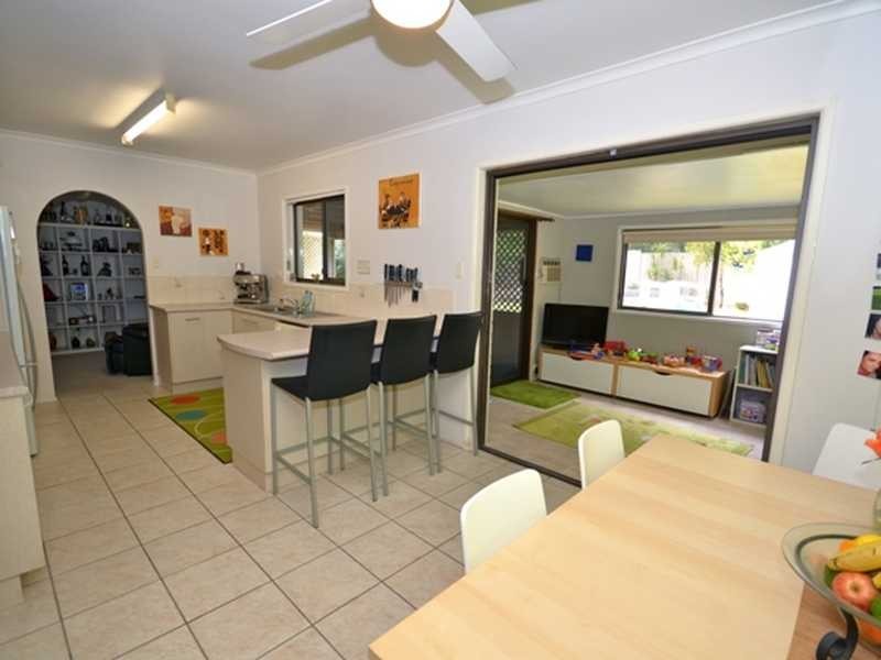 3 Jeanette Ave, Springwood QLD 4127