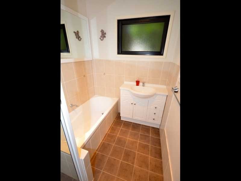 3 Jeanette Ave, Springwood QLD 4127