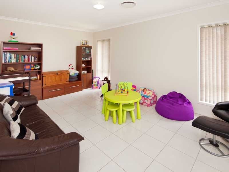 8 Nanny Shailer Street, Daisy Hill QLD 4127