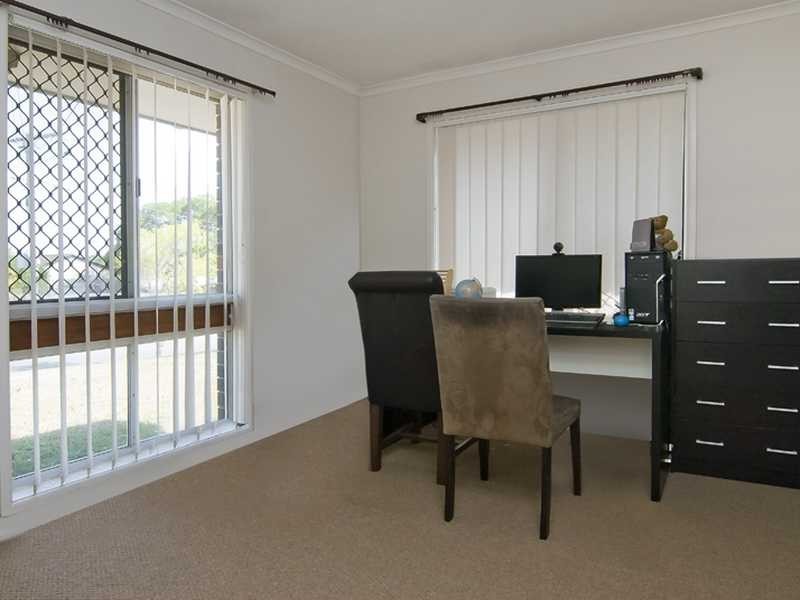 4 Edgehill Cr, Springwood QLD 4127