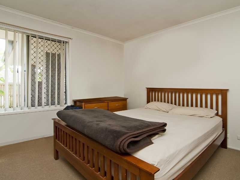 4 Edgehill Cr, Springwood QLD 4127